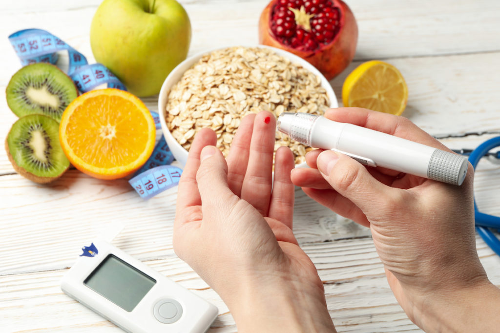 Checking blood sugare for diabetes signs and symptoms and glucose sugar level