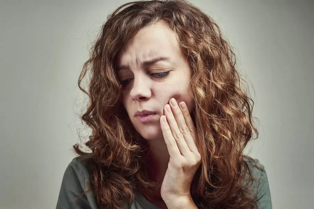 Can Sinus Cause Tooth Pain - Woman with sinus having toothache